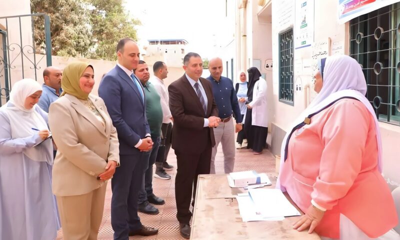محافظ دمياط يتفقد وحدة طب الأسرة بقرية العطوي