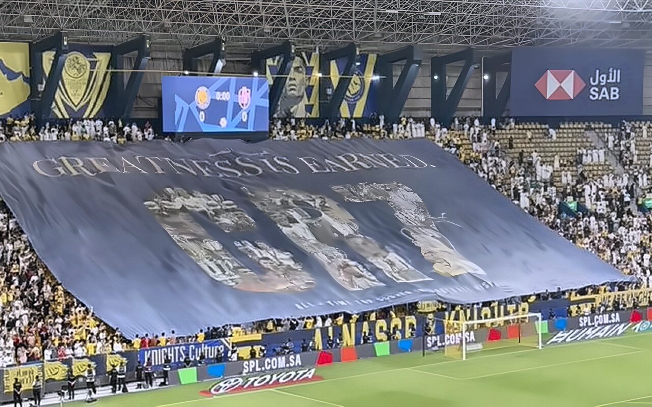 شاهد، تيفو جماهير النصر لدعم رونالدو بعد أزمته مع مدرب البرتغال (فيديو وصور )