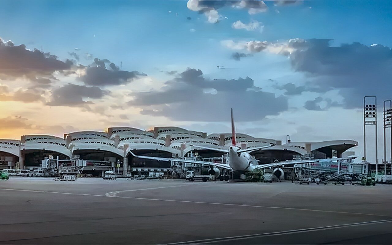 الأردن تعلن وفاة مواطن وإصابة 4 آخرين في الاعتداء على مطار الملك خالد الدولي