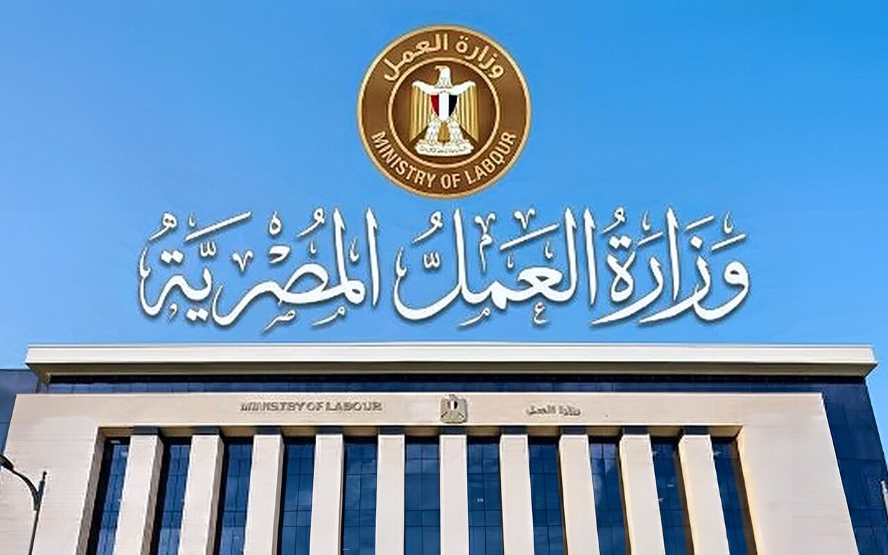 رواتب تصل 15 ألف جنيه.. “العمل” تعلن طرح مئات الوظائف الجديدة للشباب