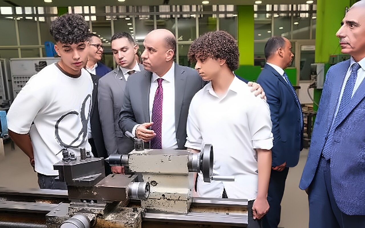 وزير العمل يسلم شهادات لخريجي التدريب المهني.. ويفتتح ملتقى توظيف بمعهد “دون بوسكو”