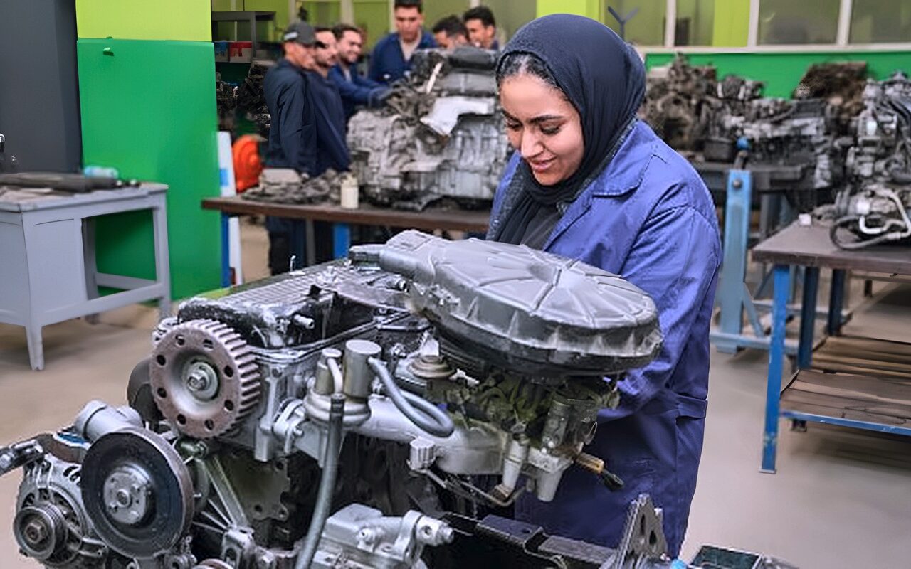 هي دي المرأة المصرية.. وزير العمل يشيد بفتيات اقتحمن مهن السيارات والميكانيكا