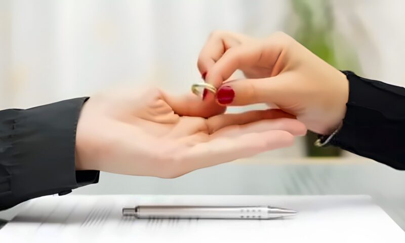 ما حكم امتناع الرجل عن دفع نفقة المتعة لطليقته؟.. أمين الإفتاء يجيب