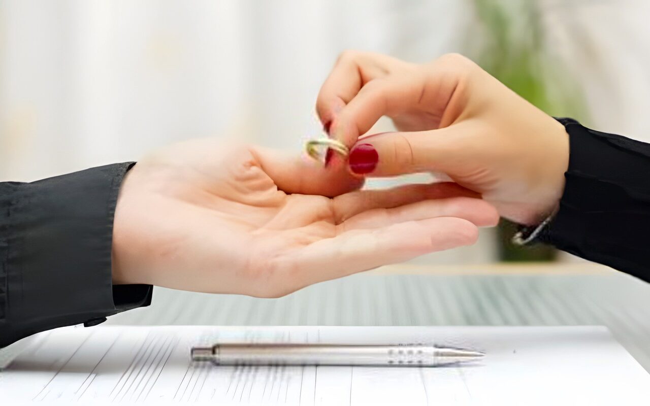 حكم الحلف بقول علي الطلاق .. الإفتاء توضح