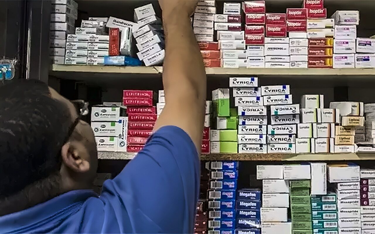 جنون أسعار الدواء يصيب العلاج على نفقة الدولة.. أدوية الأورام تلتهم 4.75 مليارات جنيه سنويًا.. والكلى 4.7 مليارات.. ومرضى يشتكون: ندفع من جيوبنا