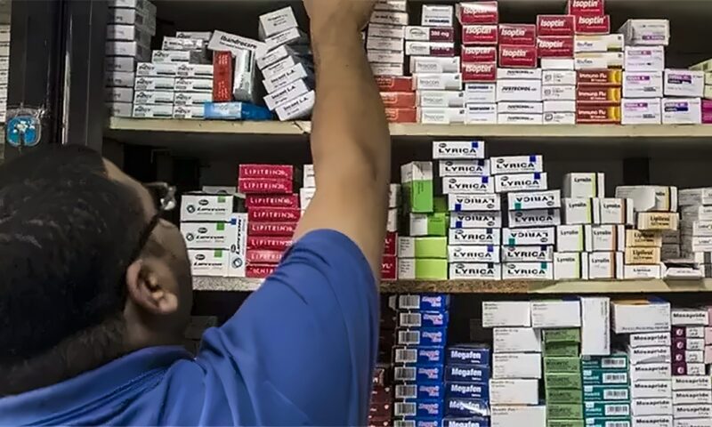 جنون أسعار الدواء يصيب العلاج على نفقة الدولة.. أدوية الأورام تلتهم 4.75 مليارات جنيه سنويًا.. والكلى 4.7 مليارات.. ومرضى يشتكون: ندفع من جيوبنا