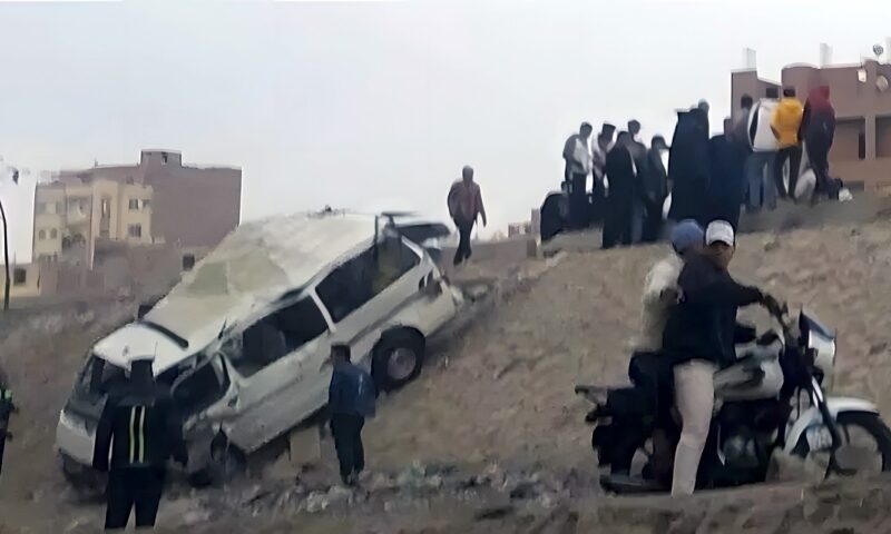 مصرع 3 أشخاص وإصابة 4 آخرين في سقوط ميكروباص بترعة بالغربية