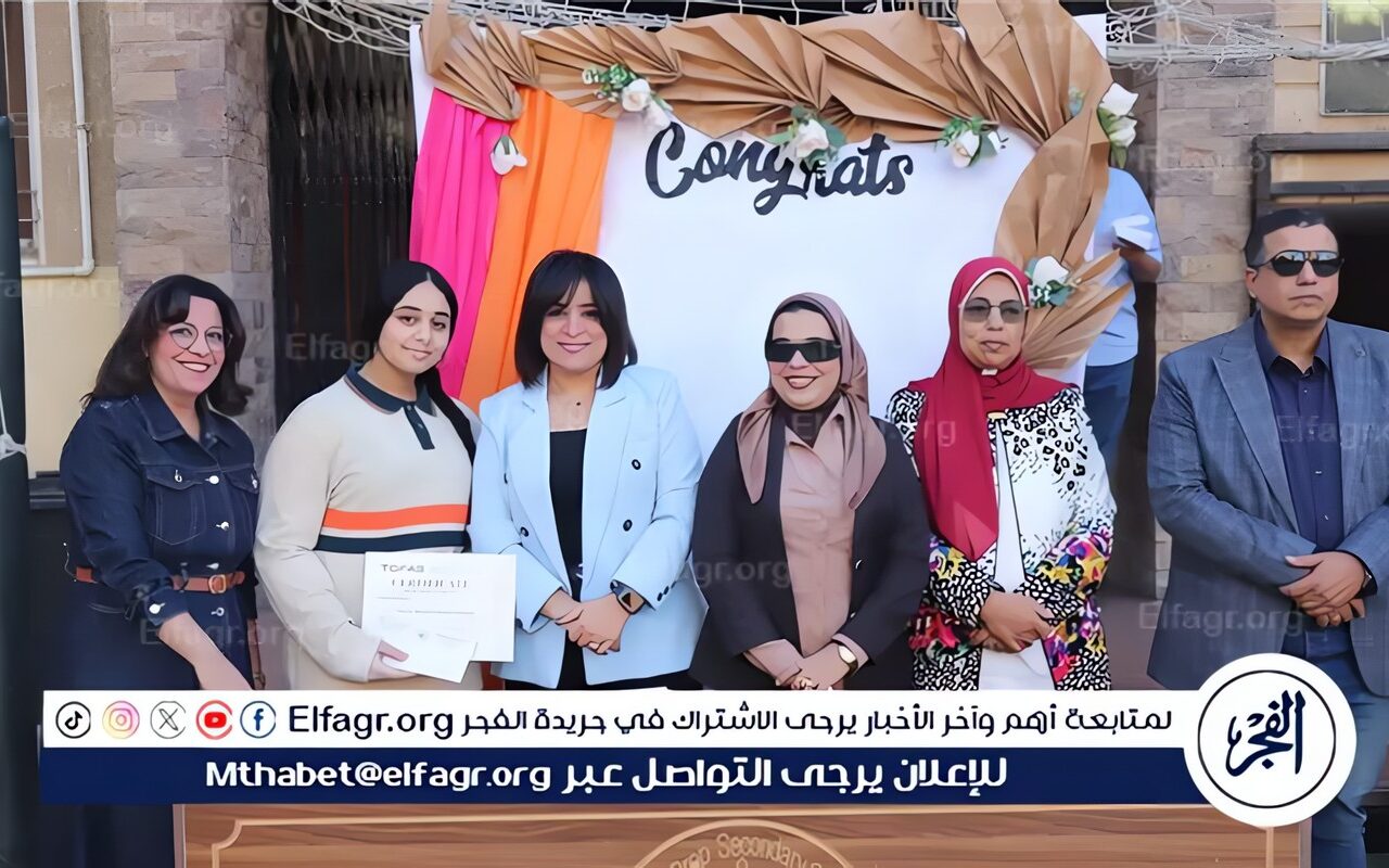وكيل تعليم أسيوط: توزيع شهادات التوفاس على طلاب مدرسة السلام الاوائل على مستوى الجمهورية فى البرمجة
