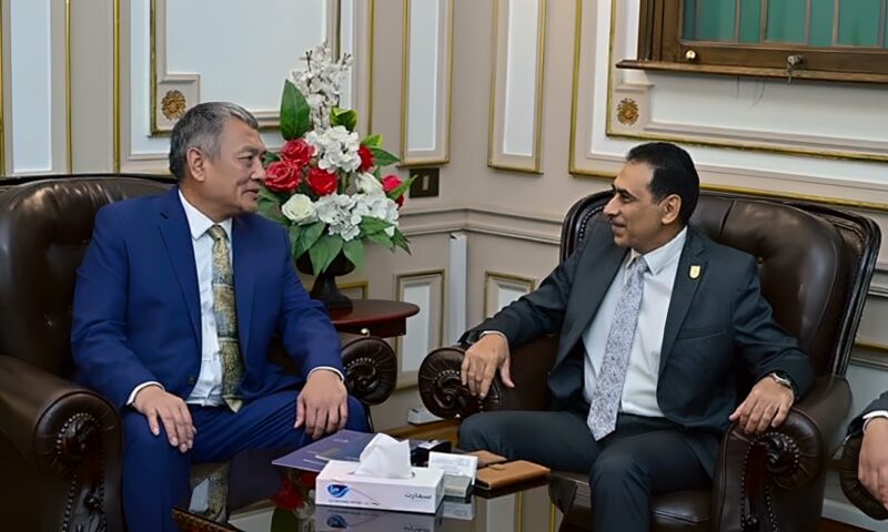 نائب رئيس جامعة القاهرة يستقبل وفدا من جامعة هونج كونج للعلوم والتكنولوجيا بالصين