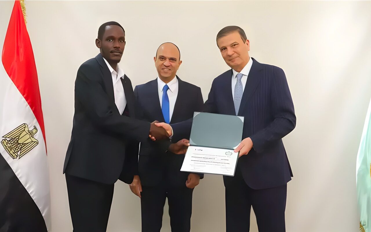 وزير الزراعة يسلم شهادات التخرج لمتدربي جمهورية أوغندا في ختام برنامج “الزراعة المتكاملة لتعزيز الأمن الغذائي”