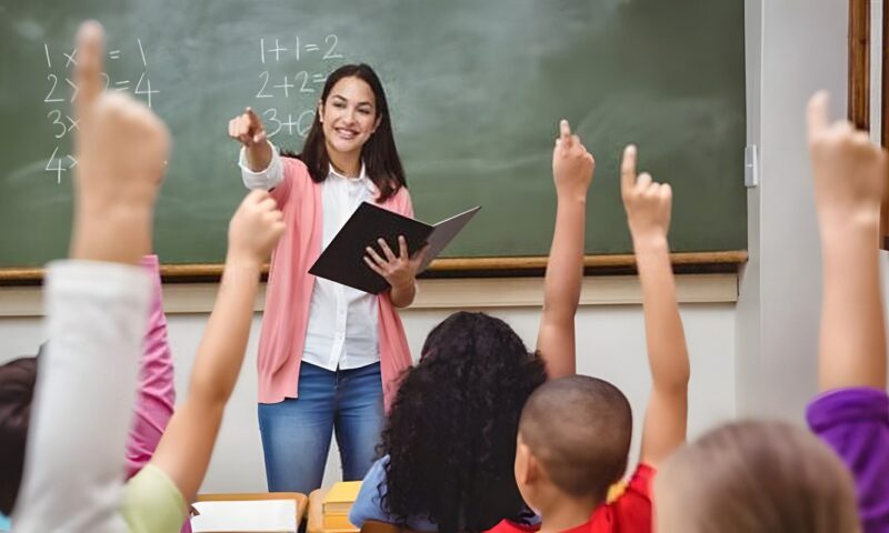 نقيب المعلمين: كرامة المعلم ورعاية حقوقه على رأس أولوياتنا والتعليم رسالة الأنبياء