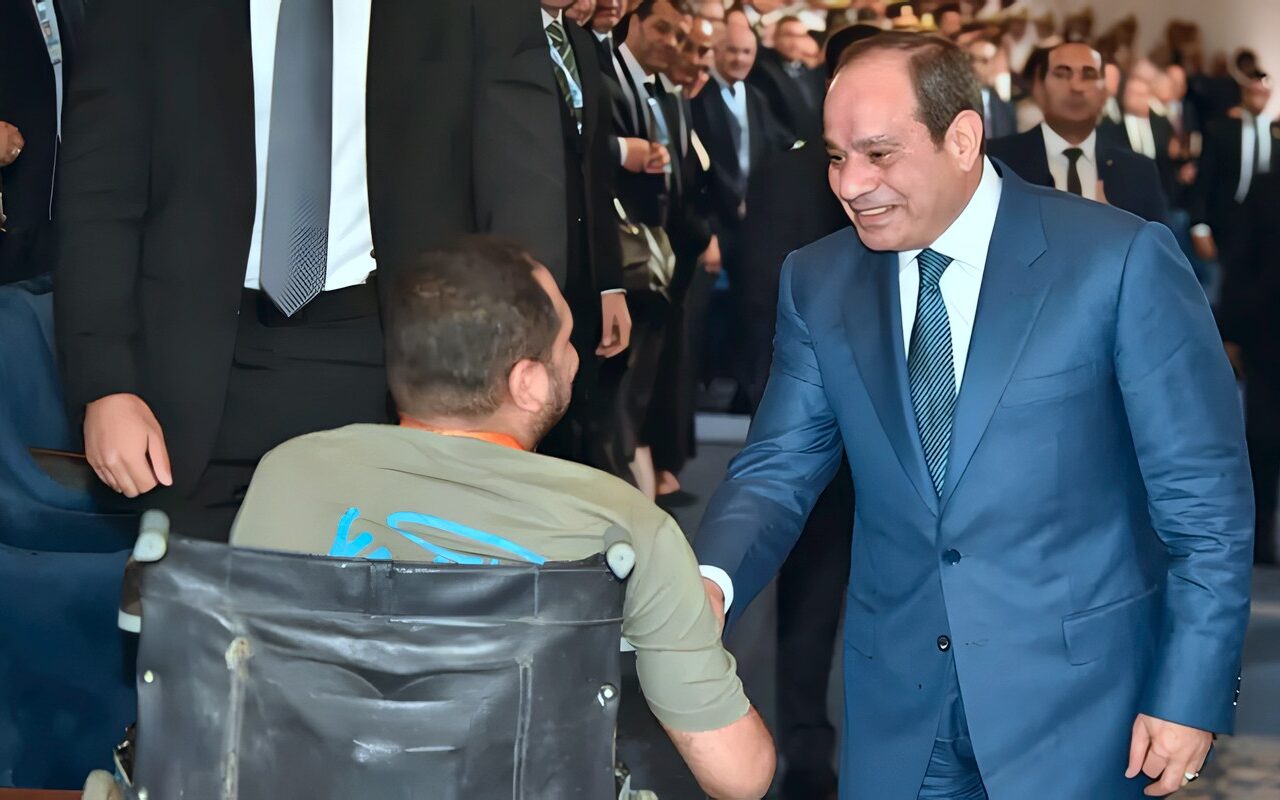 لفتة إنسانية، السيسي يتوجه لمصافحة شاب من ذوي الهمم بمنتدى مصر