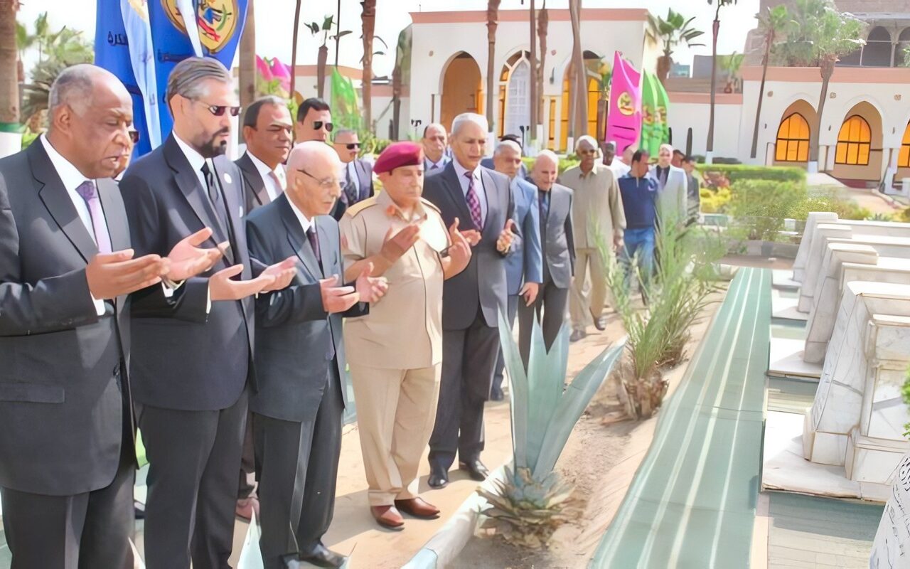 السفير الليبي يزور مقابر الشهداء العرب بالقاهرة ويحيي ذكرى الشهداء الليبيين.. صور