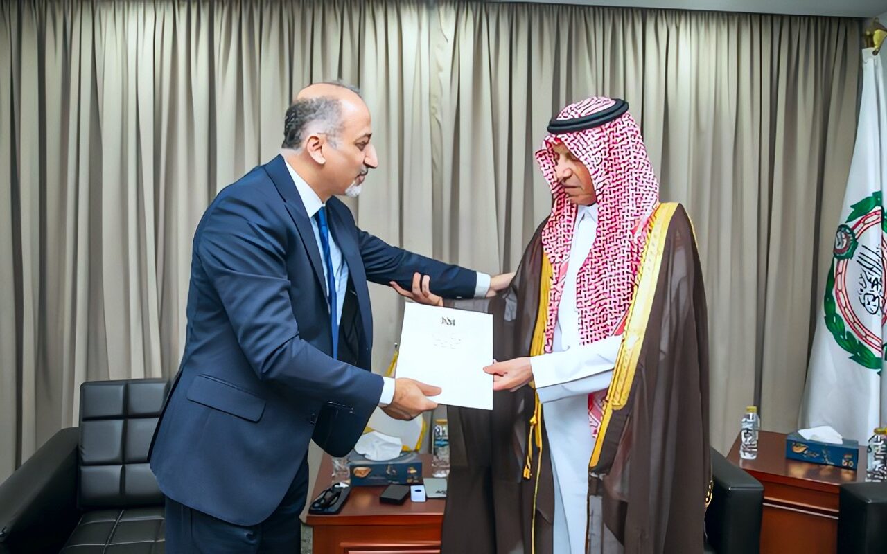 مندوب فلسطين يسلم رئيس البرلمان العربي رسالة شكر من أبو مازن