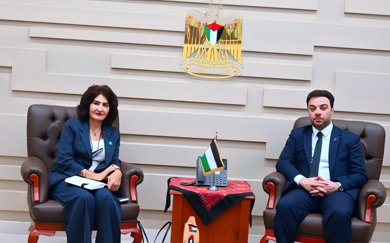 سفارة فلسطين بالقاهرة تبحث مع الأونروا تعزيز التعاون المشترك