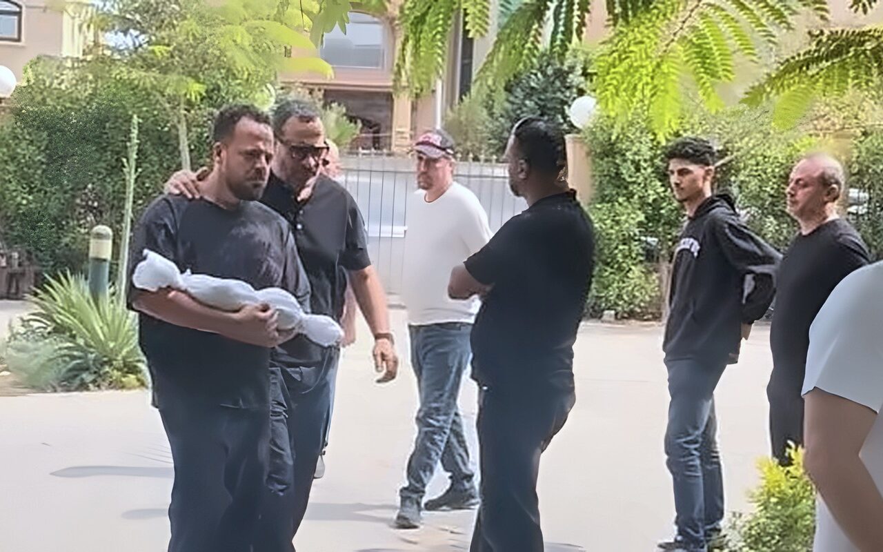 في مشهد مؤثر.. والد يونس يحمل جثمان نجله حفيد الفنان ماجد المصري