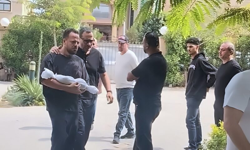 في مشهد مؤثر.. والد يونس يحمل جثمان نجله حفيد الفنان ماجد المصري