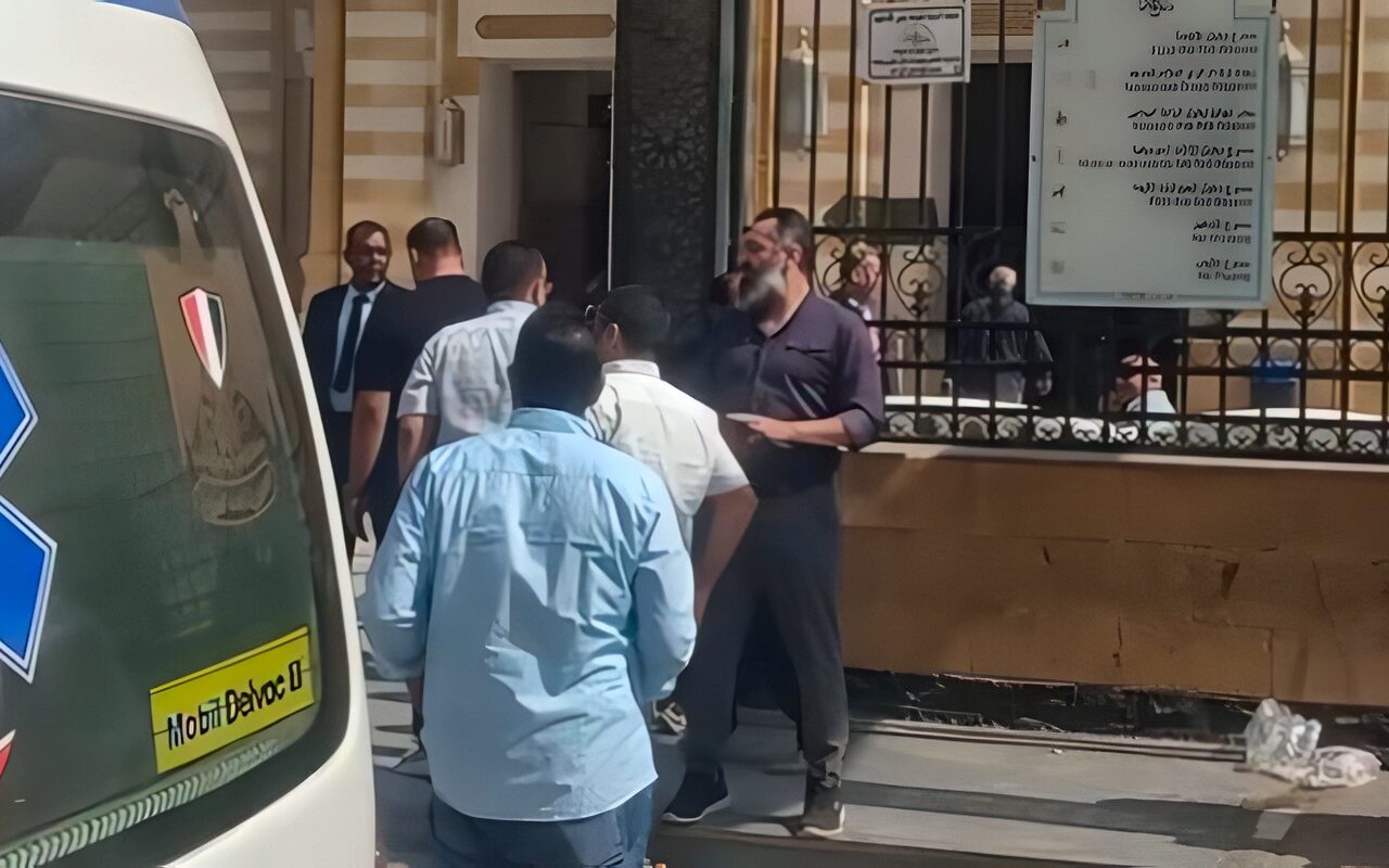 وصول جثمان شقيق الفنان حكيم إلى مسجد السيدة نفيسة