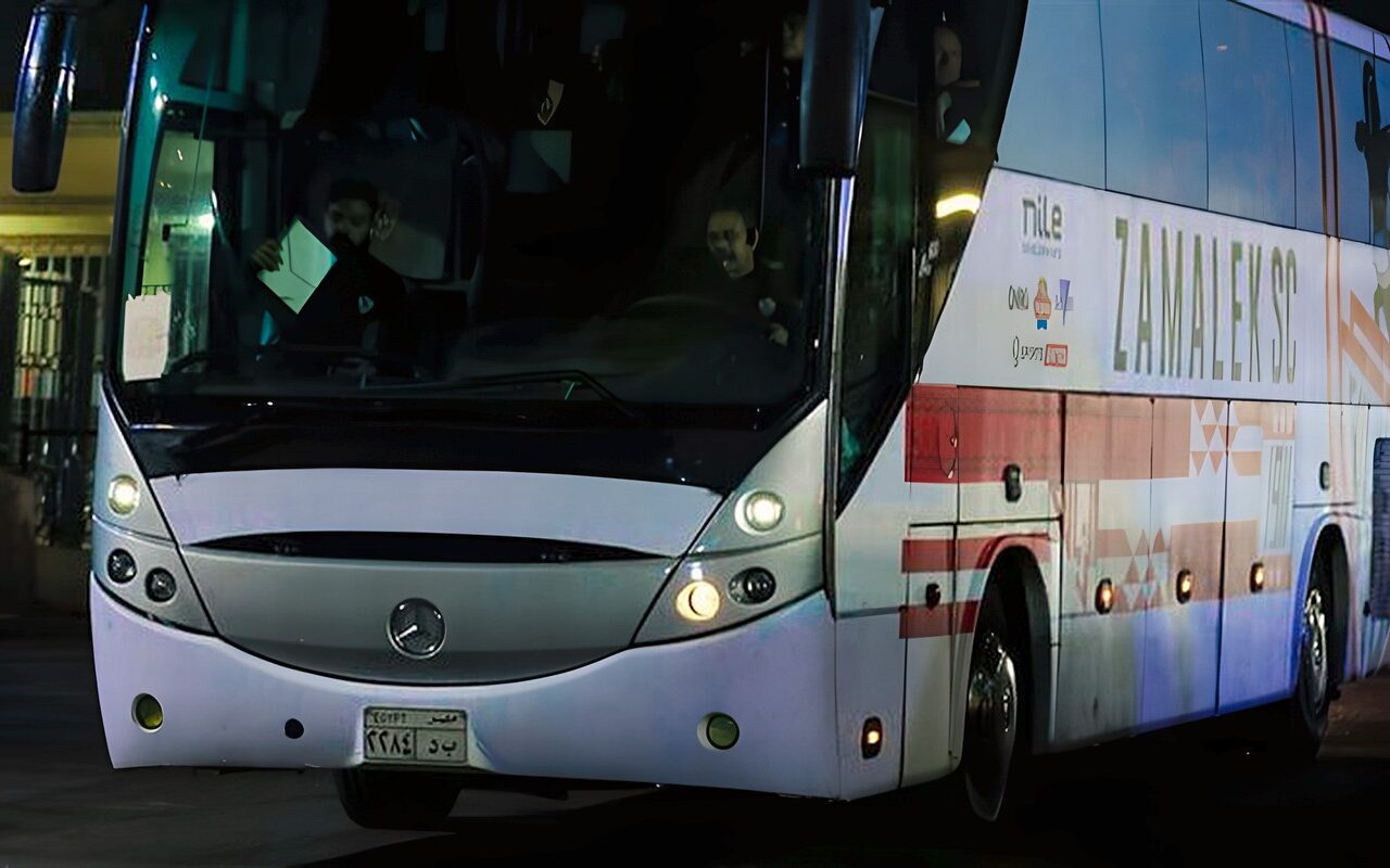 حافلة الزمالك تصل إستاد القاهرة استعدادا لمواجهة الأهلي في قمة الدوري