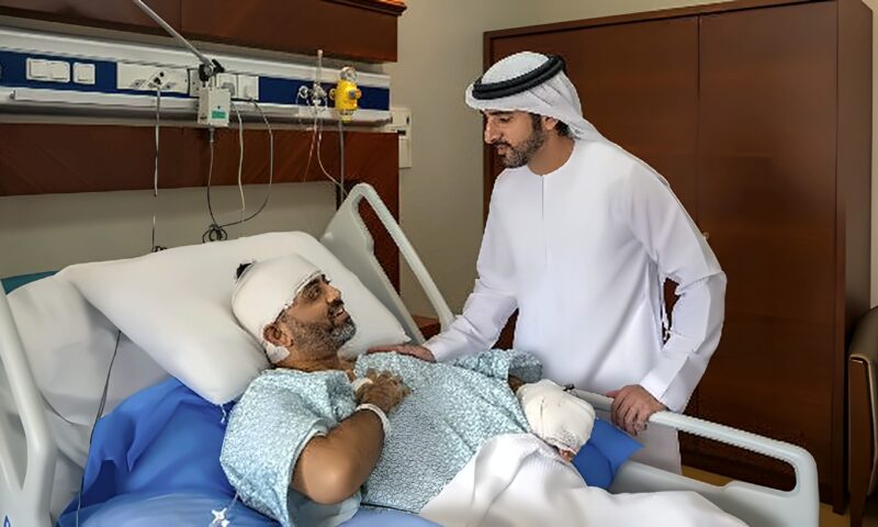 حمدان بن راشد يزور قائد رحلة فلاي دبي بالمستشفى ويشيد بشجاعته