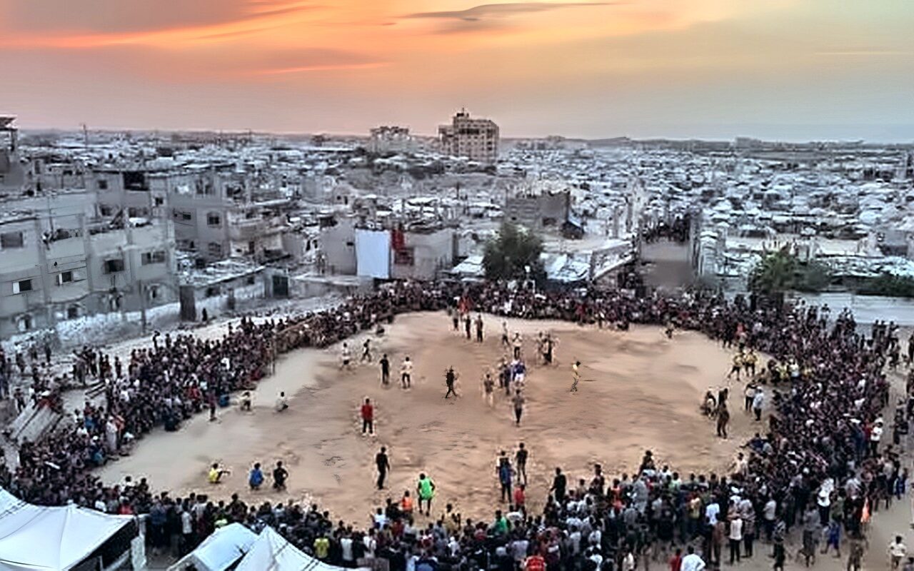 وسط الركام وخيام النازحين.. مباراة كرة قدم تعيد الإبتسامة للفلسطينيين