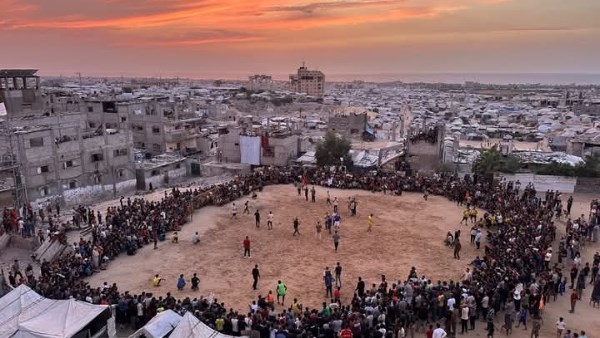 وسط الركام وخيام النازحين.. مباراة كرة قدم تعيد الإبتسامة للفلسطينيين