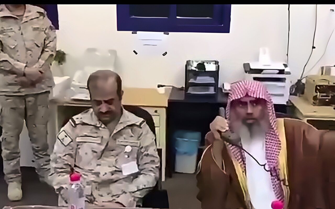 مفتي السعودية يدعو جنود المملكة للتضحية بأرواحهم في الحرب ضد الحوثيين.. شاهد