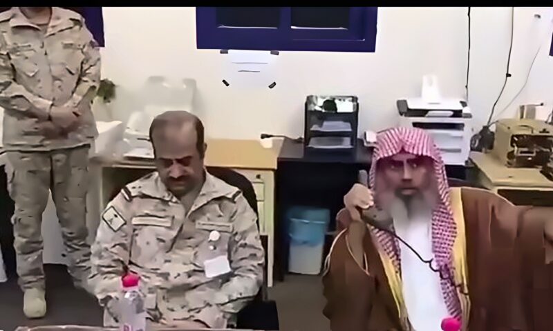 مفتي السعودية يدعو جنود المملكة للتضحية بأرواحهم في الحرب ضد الحوثيين.. شاهد