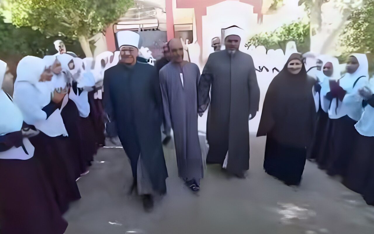 ممر شرفي يختصر سنوات العطاء.. طلاب ومعلمون يكرمون عاملًا بلغ سن التقاعد