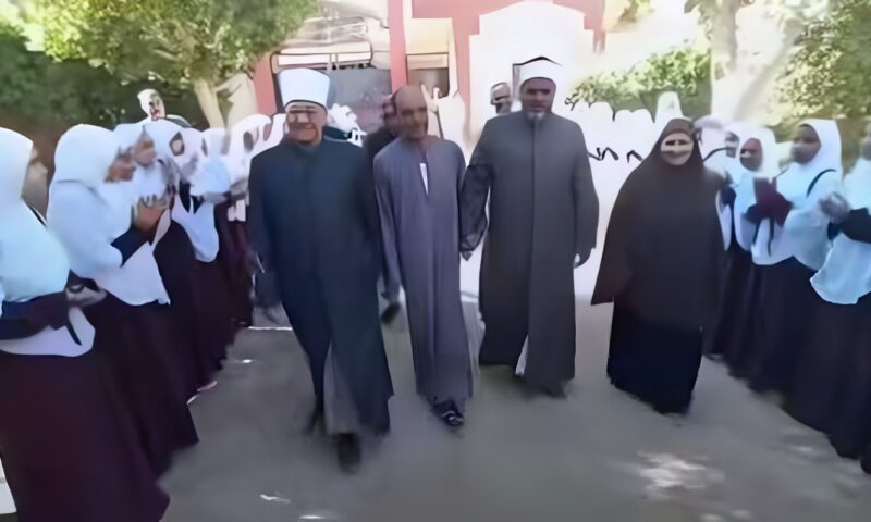 ممر شرفي يختصر سنوات العطاء.. طلاب ومعلمون يكرمون عاملًا بلغ سن التقاعد