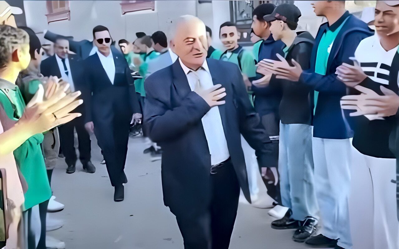 ممر شرفي ودموع الوداع.. طلاب ومعلمو مدرسة بسوهاج يردّون الجميل لمديرهم بعد بلوغه سن التقاعد