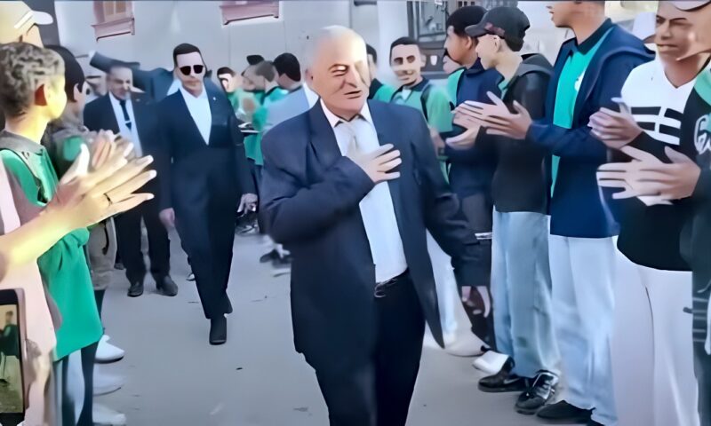 ممر شرفي ودموع الوداع.. طلاب ومعلمو مدرسة بسوهاج يردّون الجميل لمديرهم بعد بلوغه سن التقاعد