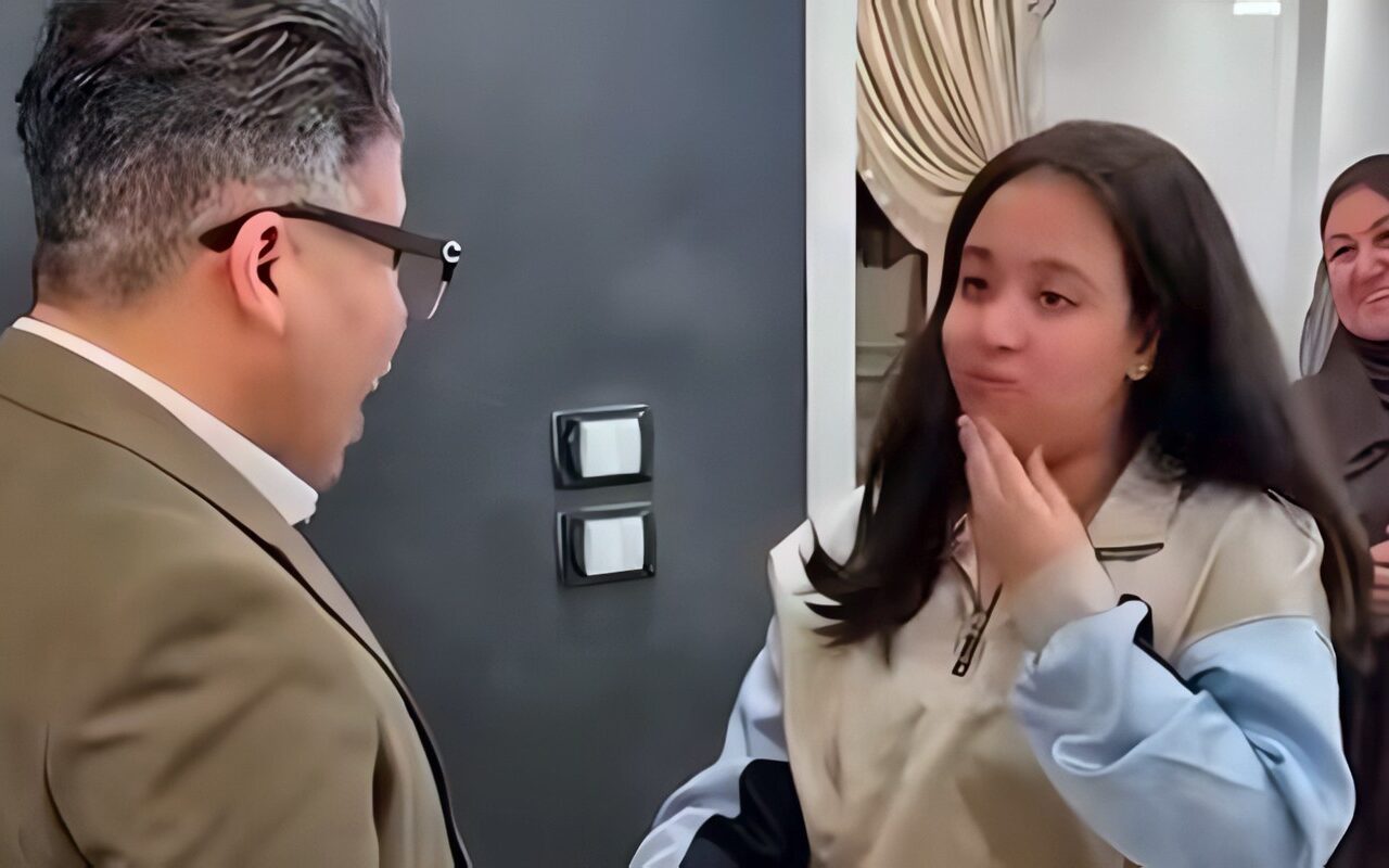 أمنية حياتها تشوفه.. عمر كمال يُحقق أمنية فتاة من ذوي الهمم ويُفاجئها بزيارة في منزلها.. شاهد