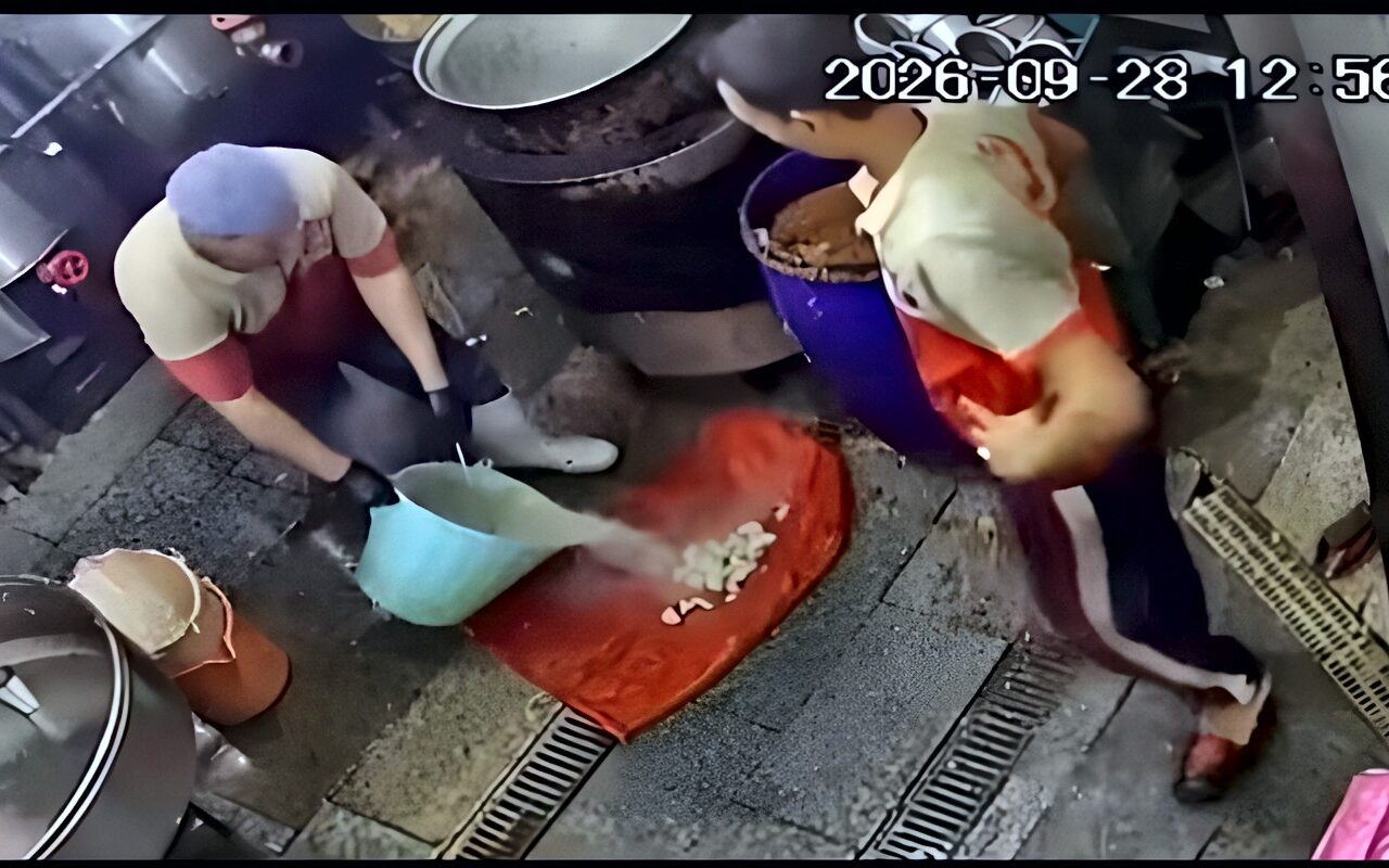 بيغسلوا ويصفّوا الفراخ في البلاعة.. فيديو يُثير الجدل داخل مطبخ محل كشري ومطالب بالتحقيق