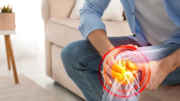 ألم الركبة عند صعود الدرج؟.. 6 أعراض في المفاصل تشير لـ الإصابة بهذا المرض