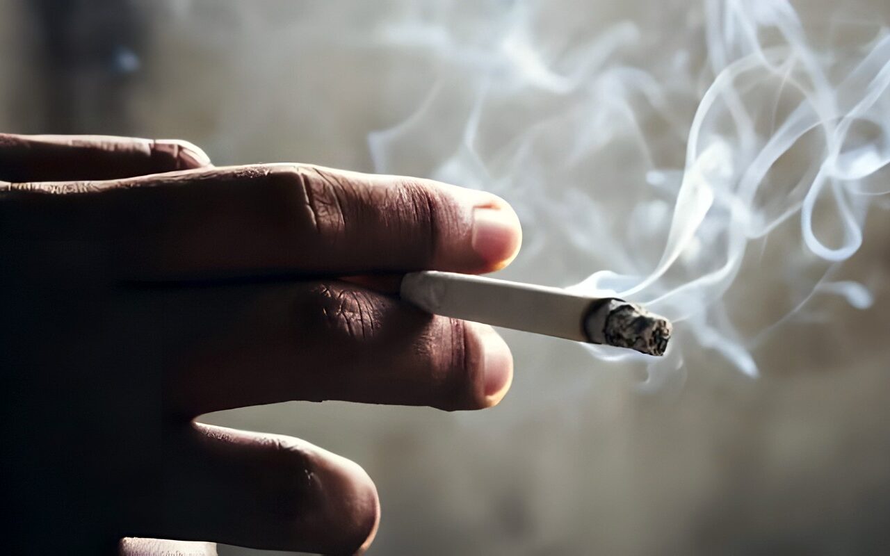 هل تلوث الهواء يسبب سرطان الرئة لغير المدخنين؟.. طبيب يفجر مفاجأة