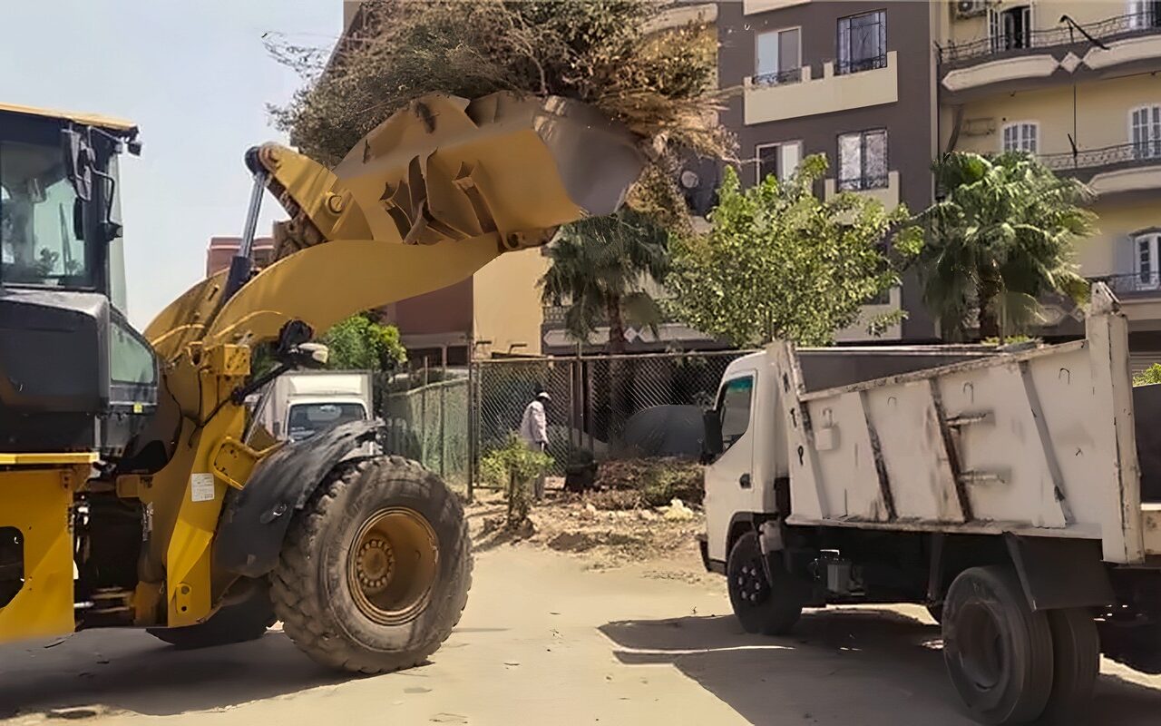 كوم أمبو ترفع 90 طن مخلفات يوميًا.. 18 معدة و73 حاوية لدعم منظومة النظافة