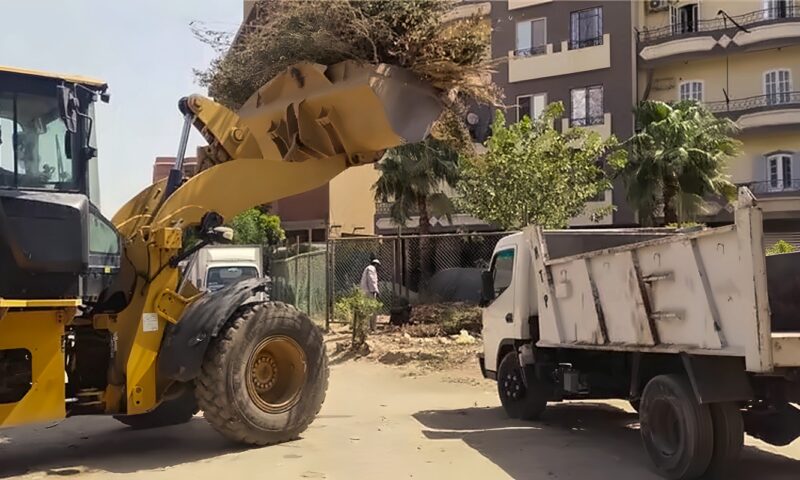 كوم أمبو ترفع 90 طن مخلفات يوميًا.. 18 معدة و73 حاوية لدعم منظومة النظافة