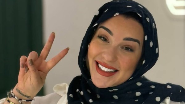 أنيقة ومحتشمة .. أسما شريف منير تتألق برفقة والدها على سجادة مهرجان الجونة السينمائي
