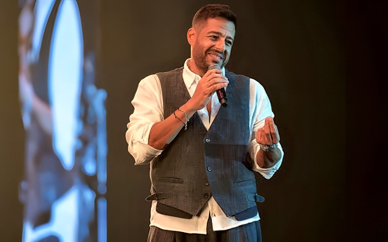 الصديري والبنطلون الواسع .. محمد حماقي يخطف الأنظار بإطلالة Smart Casual في حفل أبوظبي