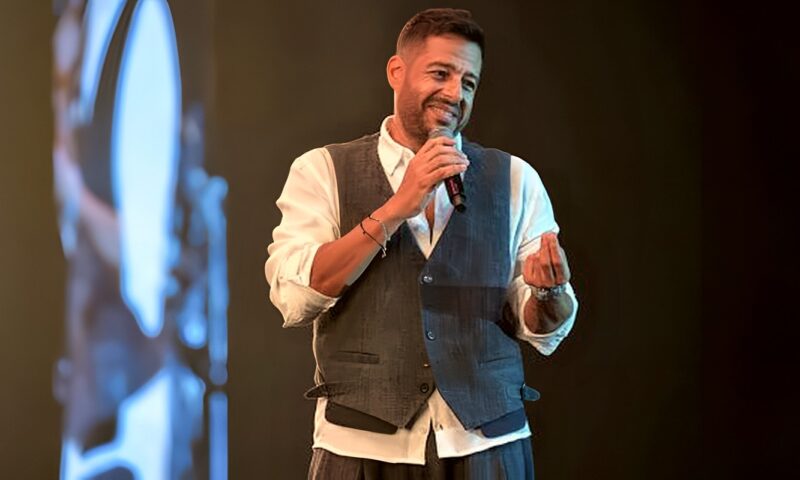 الصديري والبنطلون الواسع .. محمد حماقي يخطف الأنظار بإطلالة Smart Casual في حفل أبوظبي