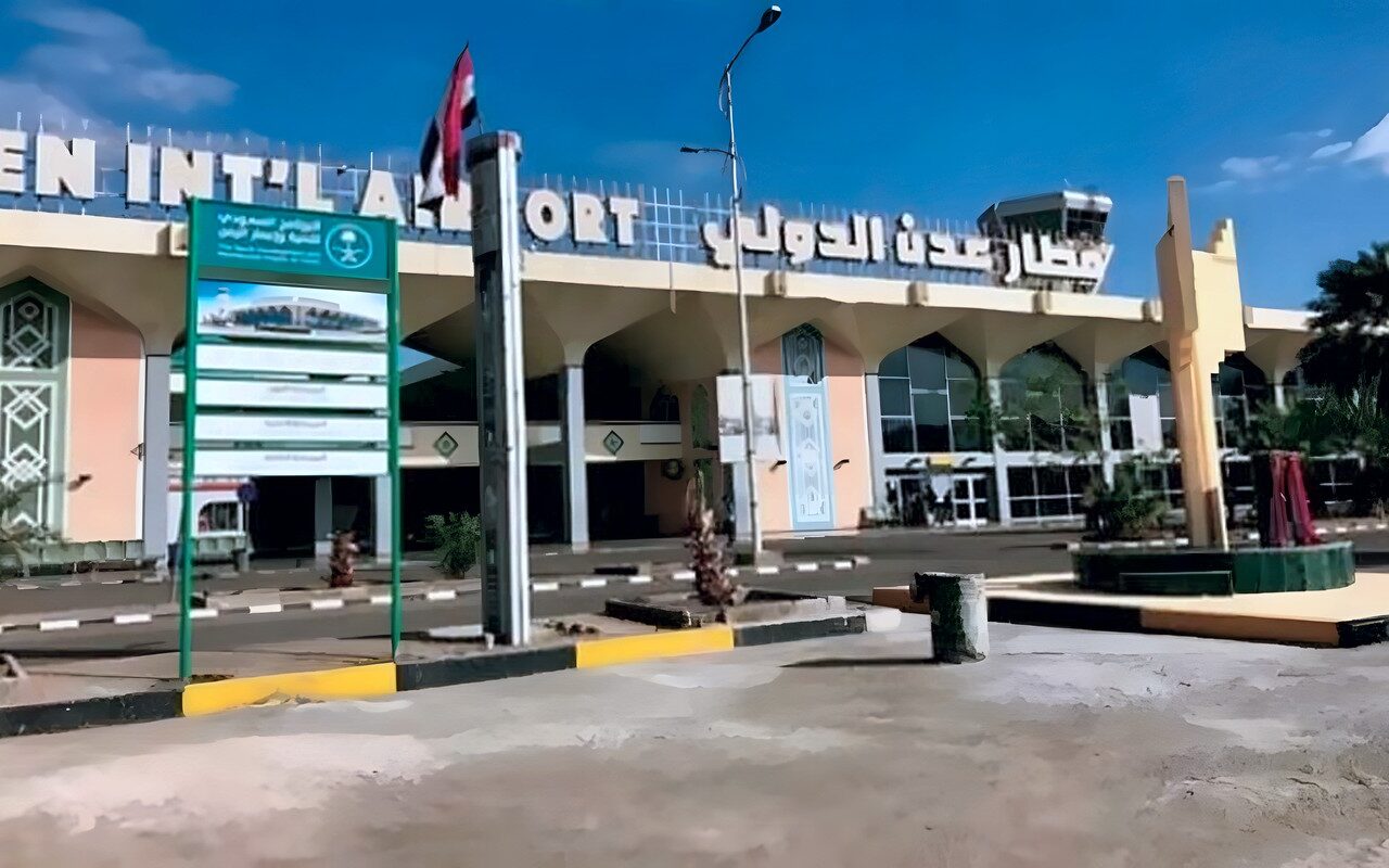“النقل اليمنية” تكشف تفاصيل هجوم الحوثي على مطار عدن بصاروخين باليستيين