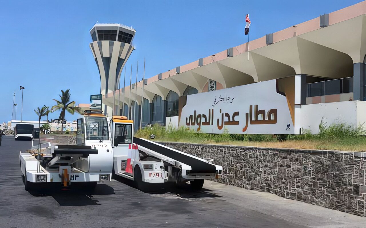 الحوثيون يعلنون استهداف مطار عدن بصاروخ باليستي