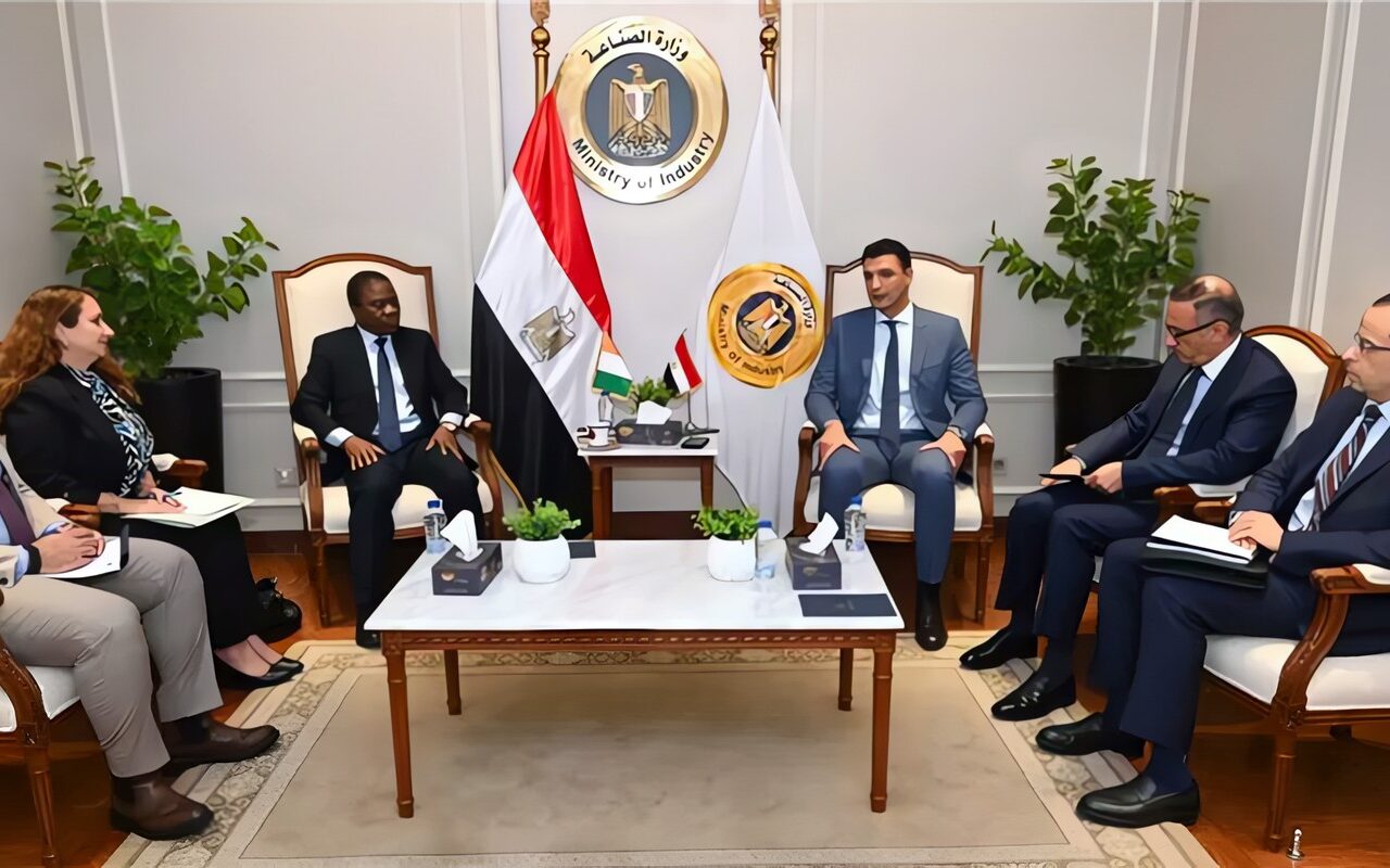 وزير الصناعة يبحث مع سفير كوت ديفوار لدى مصر سبل تعزيز التعاون الصناعي بين البلدين وزيادة الاستثمارات