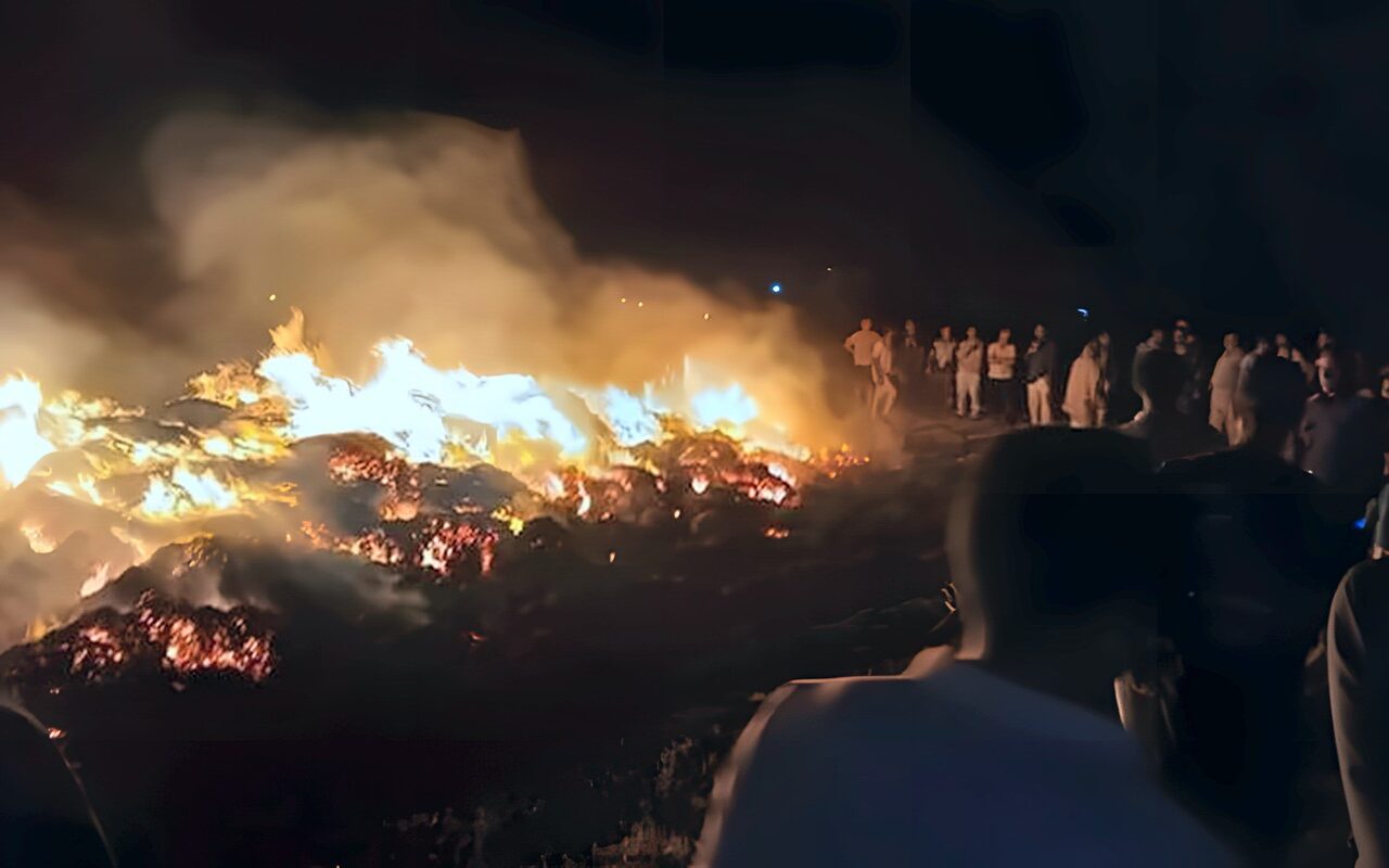 حريق هائل يلتهم محصول بصل 10 أفدنة مخزن بقرية قصاصين الأزهار في الشرقية (فيديو)