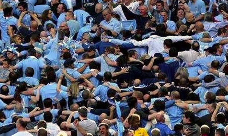 قبل قمة أنفيلد، جماهير السيتي تهتف لفريقها في شوارع ليفربول