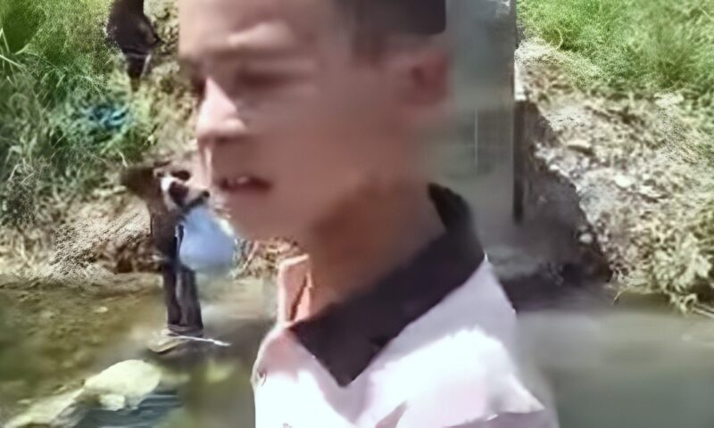 يعبرون الترعة بالسباحة للوصول إلى مدارسهم.. تلاميذ البياضي بسوهاج يسيرون فوق الأحجار وسط المياه والأهالي يطالبون بكوبري آمن