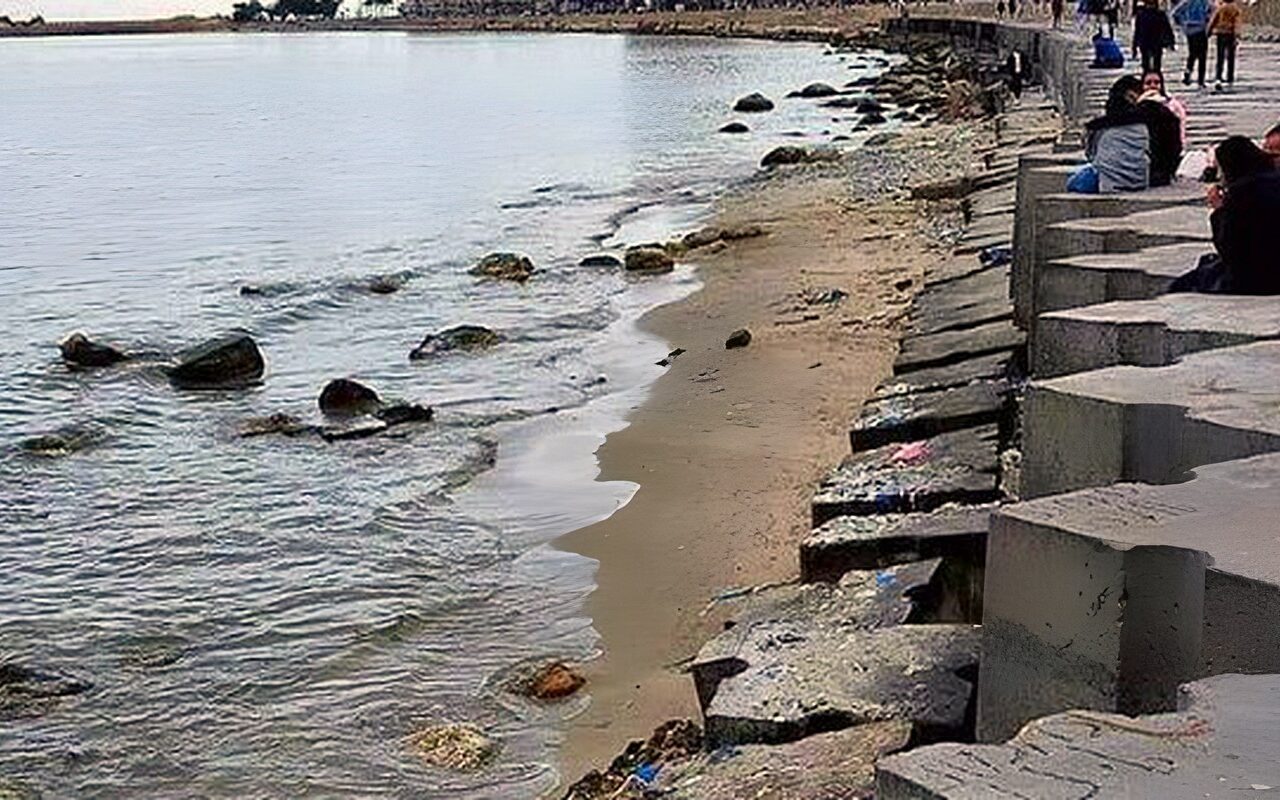 ماذا يحدث في مياه البحر بالإسكندرية؟ ظهور الصخور والرمال بعد تراجع المياه في عدة مناطق ساحلية| ما السبب؟