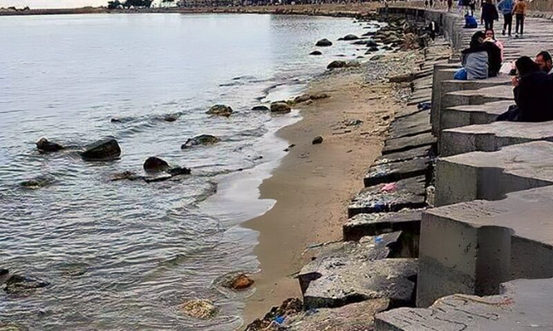 ماذا يحدث في مياه البحر بالإسكندرية؟ ظهور الصخور والرمال بعد تراجع المياه في عدة مناطق ساحلية| ما السبب؟