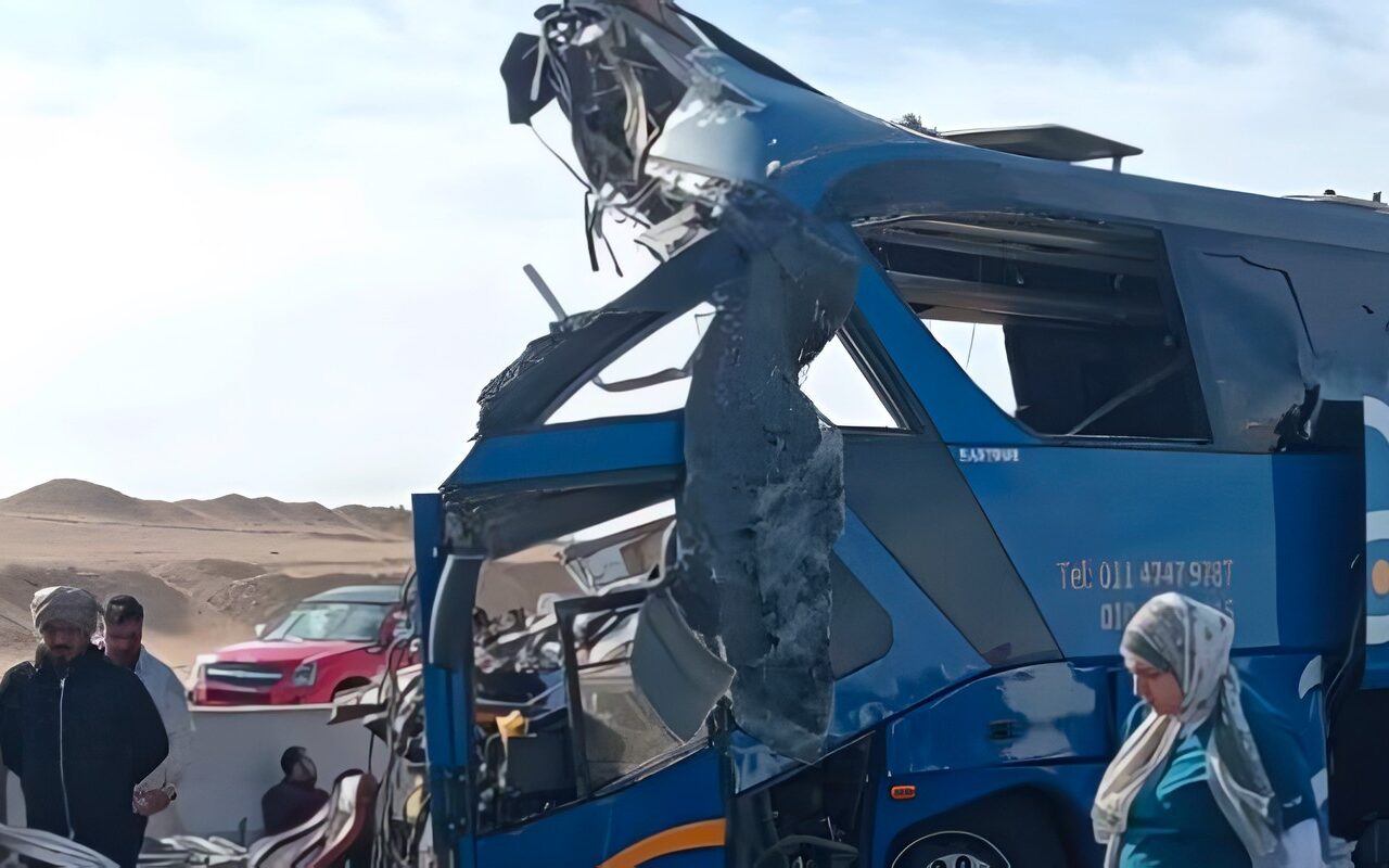 مصرع 13 شخصا وإصابة 34 آخرين.. ننشر أسماء ضحايا حادث طريق أسيوط الغربي